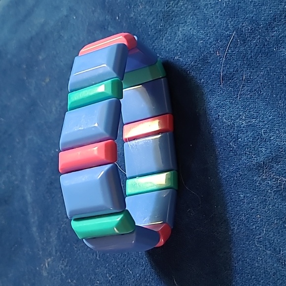 2/$12 Vintage Avon "Chicklet" stretch bracelet - Picture 2 of 4